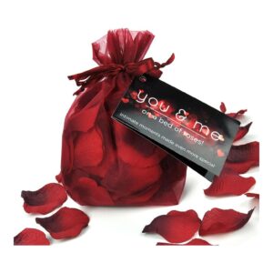You & Me On A Bed Of Roses! - Rozenblaadjes
