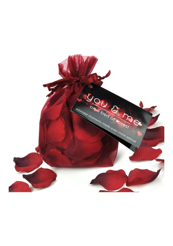 You & Me On A Bed Of Roses! - Rozenblaadjes